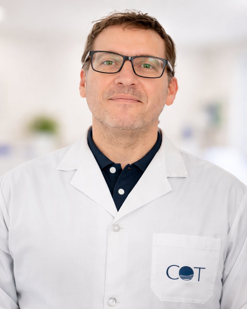 Retrato del Dr. Carlos A. Camburzano con ambo blanco del Centro de Ortopedia y Traumatología